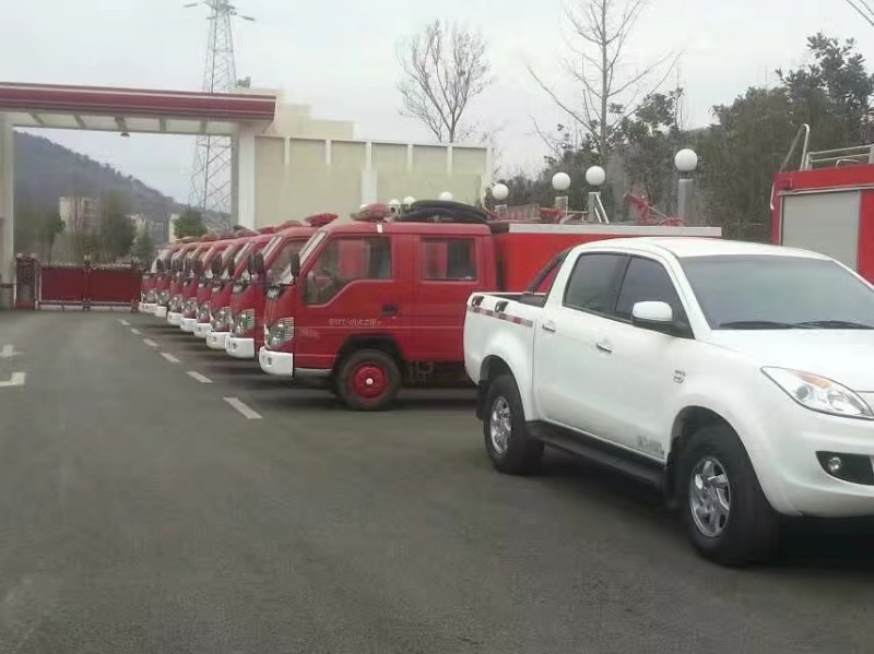 我公司給云南昭通鄉(xiāng)鎮(zhèn)消防隊(duì)維修翻新消防車(chē)輛。
