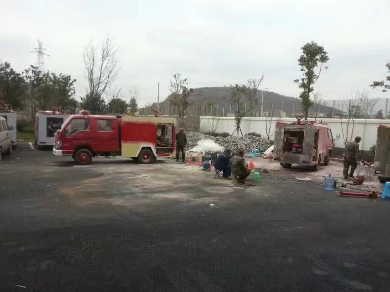 我公司給云南昭通鄉(xiāng)鎮(zhèn)消防隊(duì)維修翻新消防車(chē)輛。。